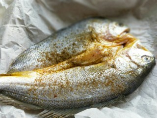 6、孜然烤鱼,翻一面再撒上孜然粉。