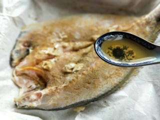 8、孜然烤鱼,再加入料酒。