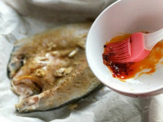 9、孜然烤鱼,刷上自制油辣子。