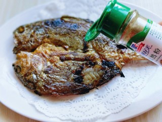 13、孜然烤鱼,趁热再撒上孜然粉。