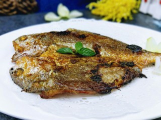 15、孜然烤鱼,近看，香，酥，鱼骨头都好酥。