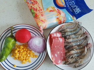 1、虾仁培根披萨,准备食材备用