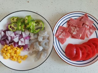 2、虾仁培根披萨,基围虾去虾线剥皮，其他食材全部洗干净切好，控干水分