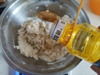 6、虾仁培根披萨,加入10克玉米油