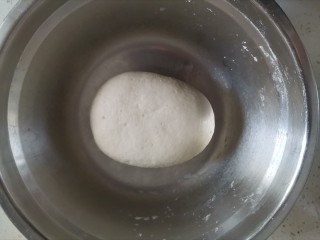 7、虾仁培根披萨,揉面光滑的面团放在温暖的地方发酵至原来的2倍大