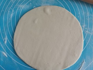 9、虾仁培根披萨,取出来揉面排气，擀成圆形薄饼