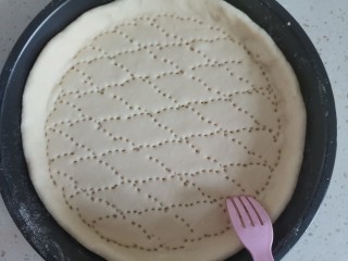 11、虾仁培根披萨,用叉子扎孔排气，放在一旁二次发酵20分钟