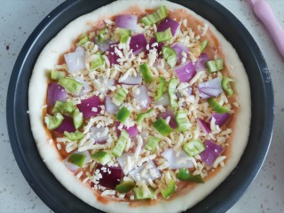 15、虾仁培根披萨,再撒上芝士碎，撒上青椒丁