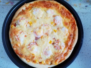 21、虾仁培根披萨,烤好取出来，脱模