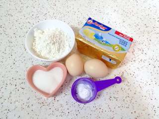 1、黄油小蛋糕,准备好食材。