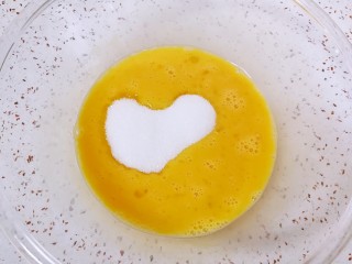 3、黄油小蛋糕,鸡蛋打散，加入细砂糖搅拌至溶化。