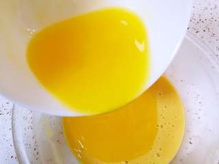 6、黄油小蛋糕,加入溶化成液体的黄油。