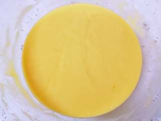 7、黄油小蛋糕,搅拌至食材完全融合，蛋糕糊呈顺滑状态。