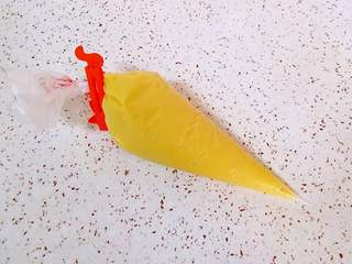 8、黄油小蛋糕,装入裱花袋，用夹子夹好口，放入冰箱冷藏一个小时左右。