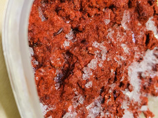 2、砂锅炖羊肉,取出酒糟,待用,平时冰冻在冰箱保存;