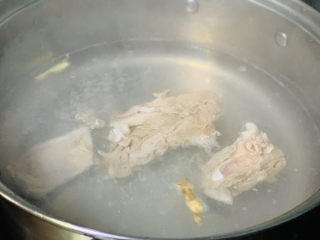 4、砂锅炖羊肉,汤锅加水加料酒加姜片,烧开,放入羊肉焯水;