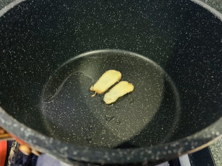 5、砂锅炖羊肉,另起一锅,加少许油,加两片姜;