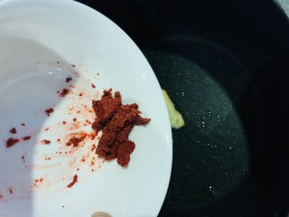 6、砂锅炖羊肉,加入1勺酒糟炒香;