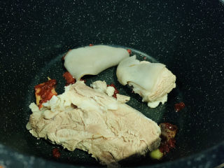 7、砂锅炖羊肉,加羊肉炒;