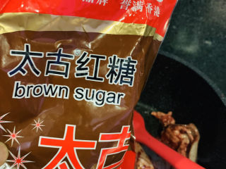 9、砂锅炖羊肉,加1勺红糖,炒香;