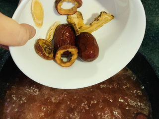 14、砂锅炖羊肉,加入煮沸的汤中;