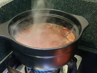 17、砂锅炖羊肉,调小火,盖住炖45分钟;