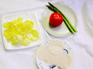 1、炒饺子皮蔬菜面片,食材准备好。包菜取的靠芯的10几片。