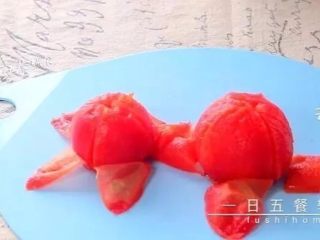2、炒饺子皮蔬菜面片,西红柿用刀开十字，放开水里烫5分钟去皮。