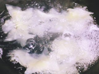 4、炒饺子皮蔬菜面片,水烧开，面片下锅，变透明立马捞起来，约10秒吧。捞起来沥干。