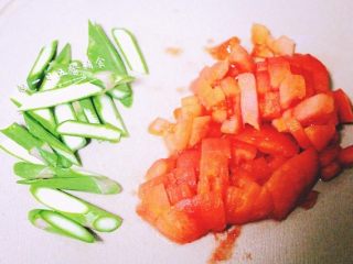 5、炒饺子皮蔬菜面片,西红柿切小丁，芦笋切断，再对半切一下。包菜芯也根据宝宝咀嚼能力切小，2岁半以下的宝宝还吃不了中间的那根硬硬的，也去掉。