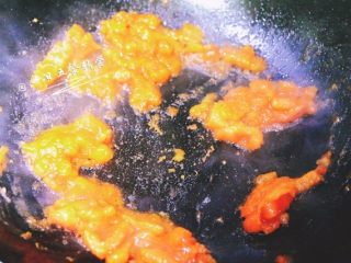 6、炒饺子皮蔬菜面片, 另起锅倒油，加入西红柿炒1分钟。