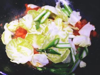 7、炒饺子皮蔬菜面片, 加入包菜芯和芦笋炒2分钟。有点干的时候加点水。