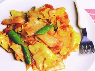 8、炒饺子皮蔬菜面片,将煮好的面片倒进菜中，继续翻炒几下。 加点生抽或盐，即可出锅。