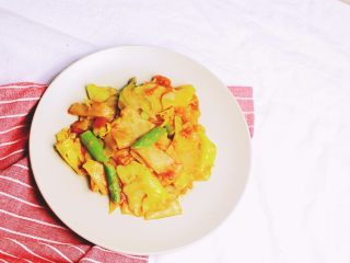 9、炒饺子皮蔬菜面片,软糯的面片，酸甜的滋味，吃着掉口水。