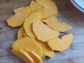 1、南瓜豆沙饼,南瓜去皮洗干净切薄片