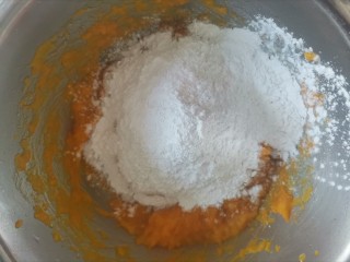 4、南瓜豆沙饼,分次加入糯米粉