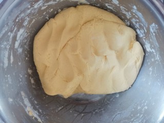 5、南瓜豆沙饼,揉成光滑的面团