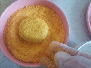 9、南瓜豆沙饼,再把两面粘上面包糠