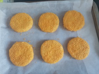 10、南瓜豆沙饼,放入铺上油纸的烤盘