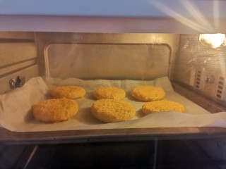 11、南瓜豆沙饼,送入预热好的烤箱，上下火180度烤15～20分钟