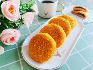 15、南瓜豆沙饼,成品图1屋里拍的，光线不好