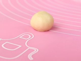 6、金钱小面包,发好的面团手压排气后，取6g小剂子，并滚圆