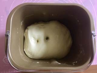 5、红豆沙餐包,当面团膨胀到2.5倍大左右，手指沾高筋面粉插进面团中进行检视，如果面团依旧很挺，压出来的小洞不会回弹，就说明发酵好了。图上左边那个小洞是在40分钟左右检视的，还没有发好，一小时左右发酵结束。