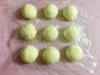 6、红豆沙餐包,基础发酵结束后，将面团取出排气，分割成50克一个的小面团，滚圆后松弛15分钟。