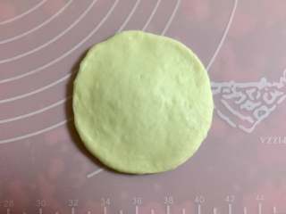 8、红豆沙餐包,松弛后的小面团擀成中间厚四周略薄的圆形。