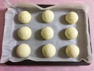 11、红豆沙餐包,9个豆沙包全部包好，放在烤盘里。