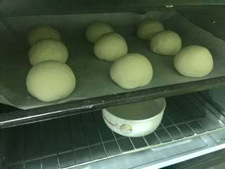 12、红豆沙餐包,把豆沙包放进烤箱，同时放入一碗热水增加温度和湿度，进行二次发酵。