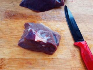 2、宝宝辅食～自制补铁猪肝粉,猪肝洗干净，切成小块，吧白色的筋膜处理干净