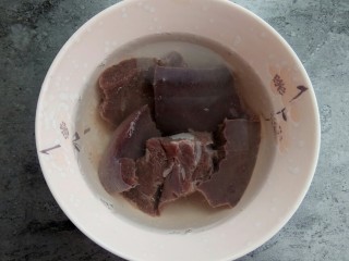 4、宝宝辅食～自制补铁猪肝粉,切好后放碗里用清水泡一会儿