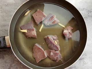 7、宝宝辅食～自制补铁猪肝粉,腌制好后取出，和姜丝一起放入锅中加入适量水